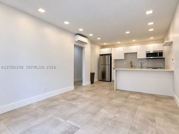 Property Photo:  551 NE 26th St W  FL 33305 