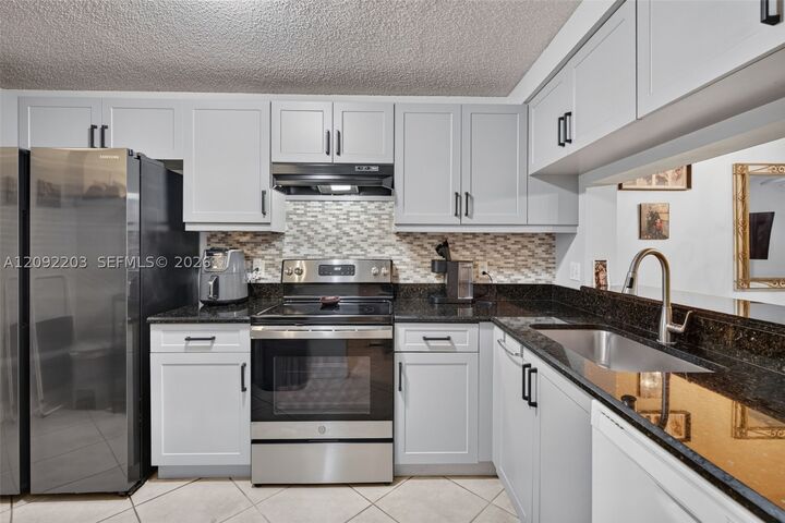 Property Photo:  3176 SW 50th St  FL 33312 
