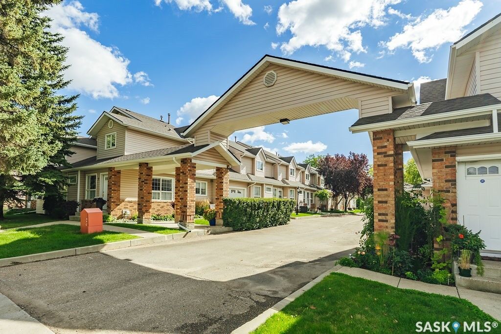 Property Photo:  102 Willow Street 5  SK S7J 0C2 