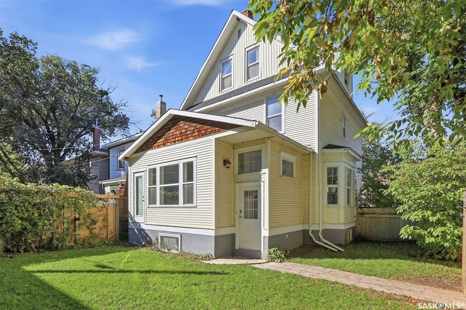 Property Photo:  618 E Avenue N  SK S7L 1S3 