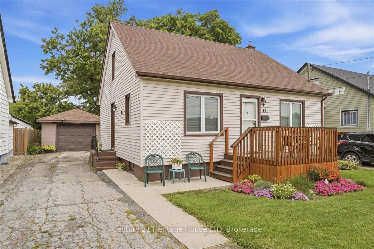 Property Photo:  42 Lincoln Street  ON L3C 5J1 