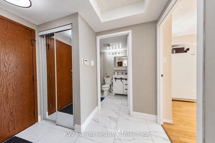 Property Photo:  10 Yonge Street 1702  ON M5E 1R4 