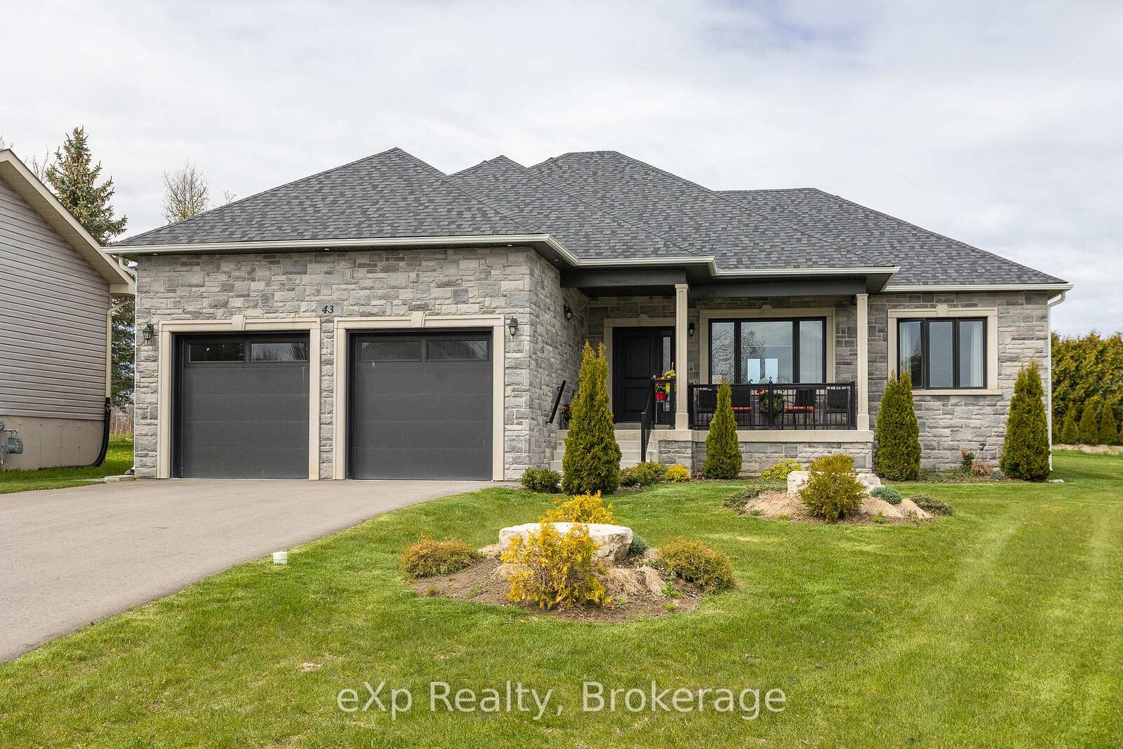 Property Photo:  43 Country Crescent  ON N4L 1L7 