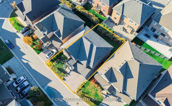 Property Photo:  63 Ken Sinclair Crescent  ON L4G 3J1 