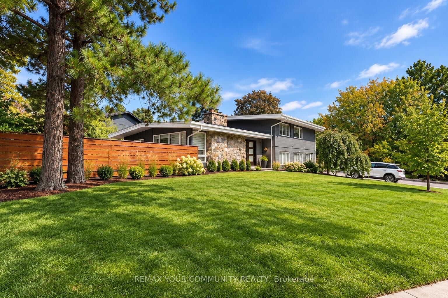 Property Photo:  27 Artinger Court  ON M3B 1J9 