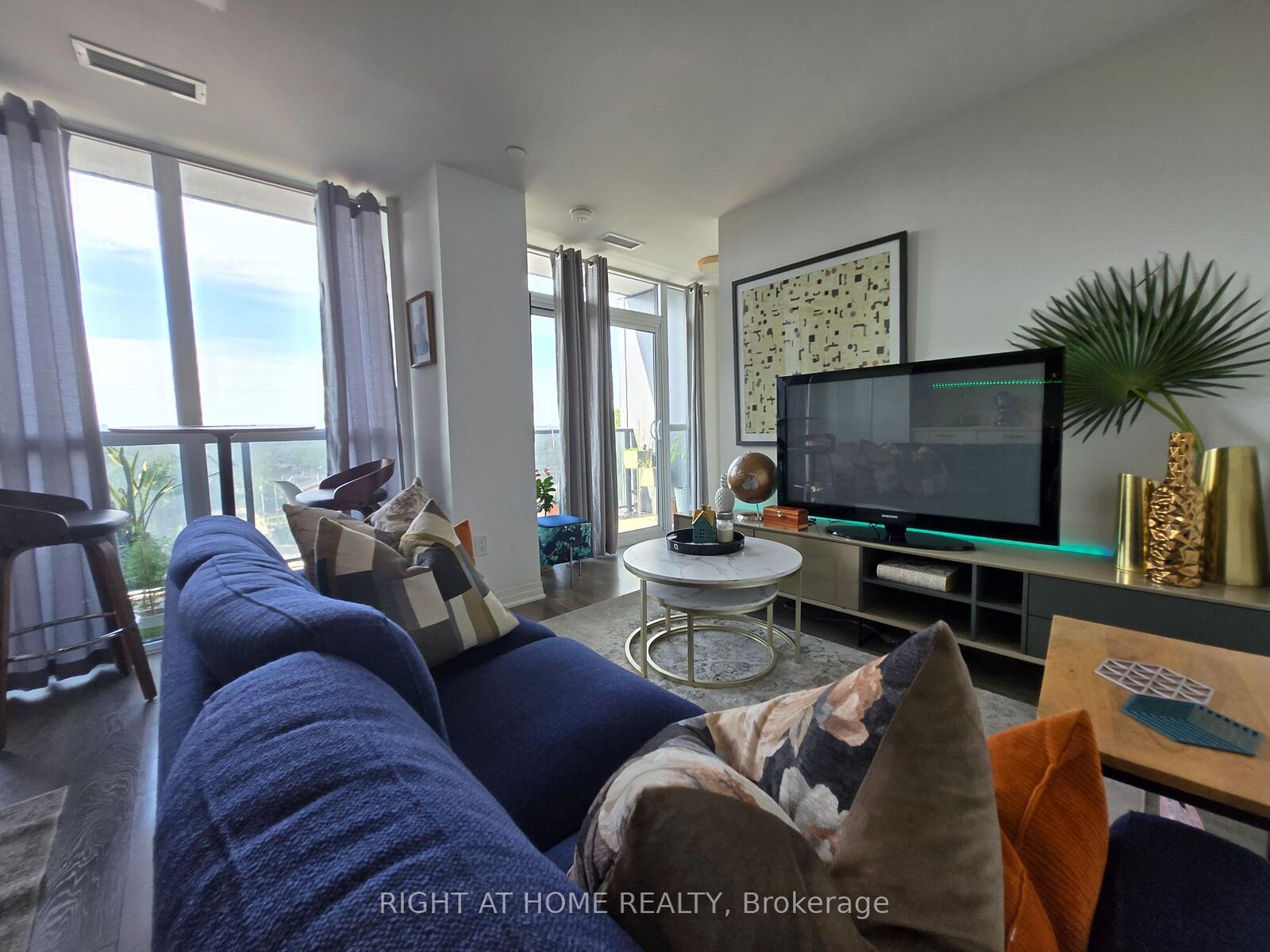 Property Photo:  2301 Danforth Avenue 715  ON M4C 0M7 