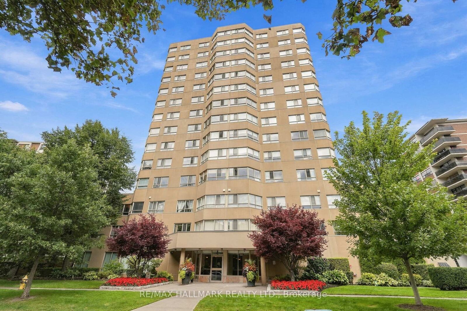 Property Photo:  4 Park Vista N/A 303  ON M4B 3M8 