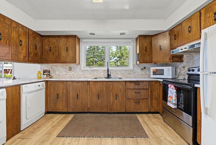 Property Photo:  608 Drive-In Road  ON P2B 2R2 