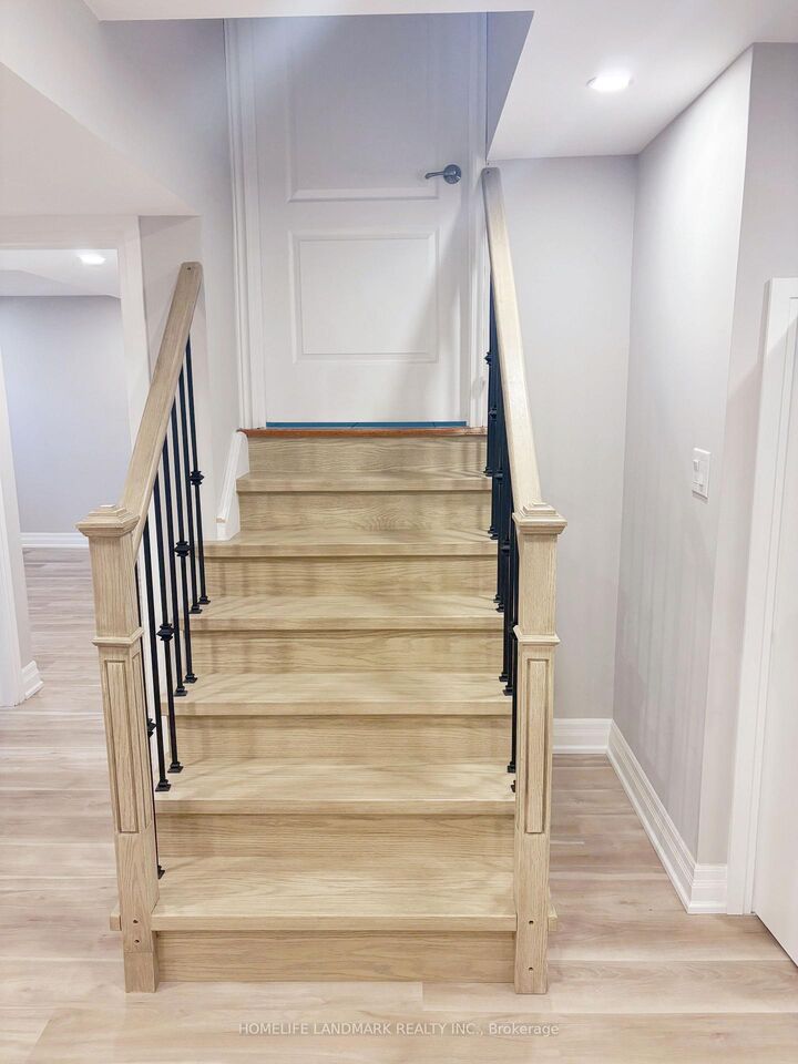 Property Photo:  18 Halldorson Avenue  ON L4G 7Z2 