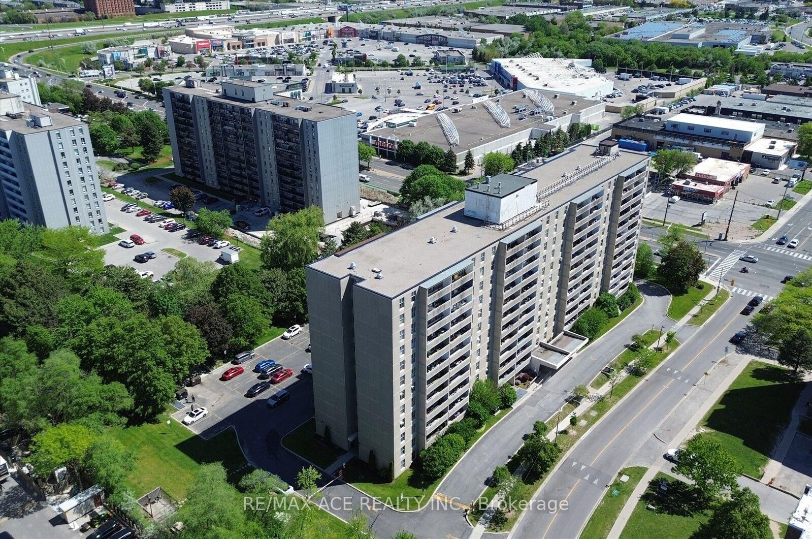 Property Photo:  2 Glamorgan Avenue 803  ON M1P 2M8 