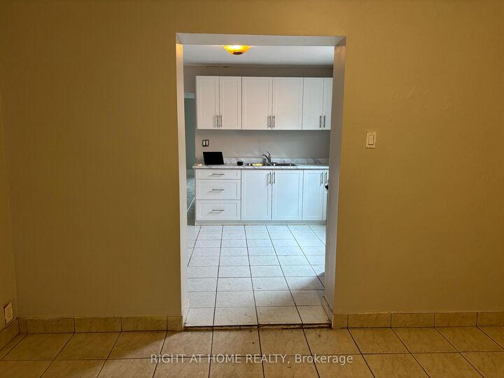 Property Photo:  507 Oakwood Avenue Upper B  ON M6E 2W9 