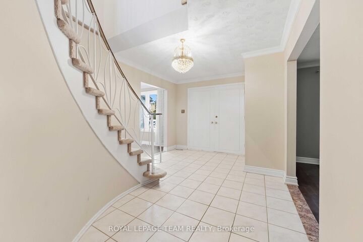 Property Photo:  19 Amberwood Crescent  ON K2E 7B7 