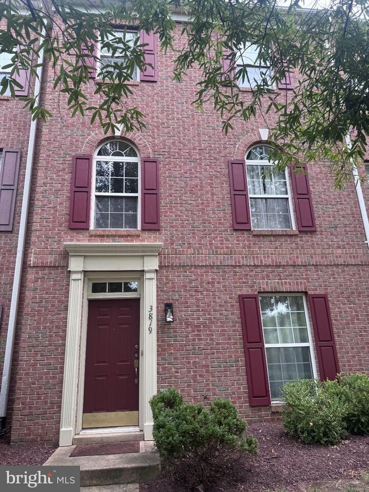 Property Photo: 3819 Eisenhower Avenue VA 22304