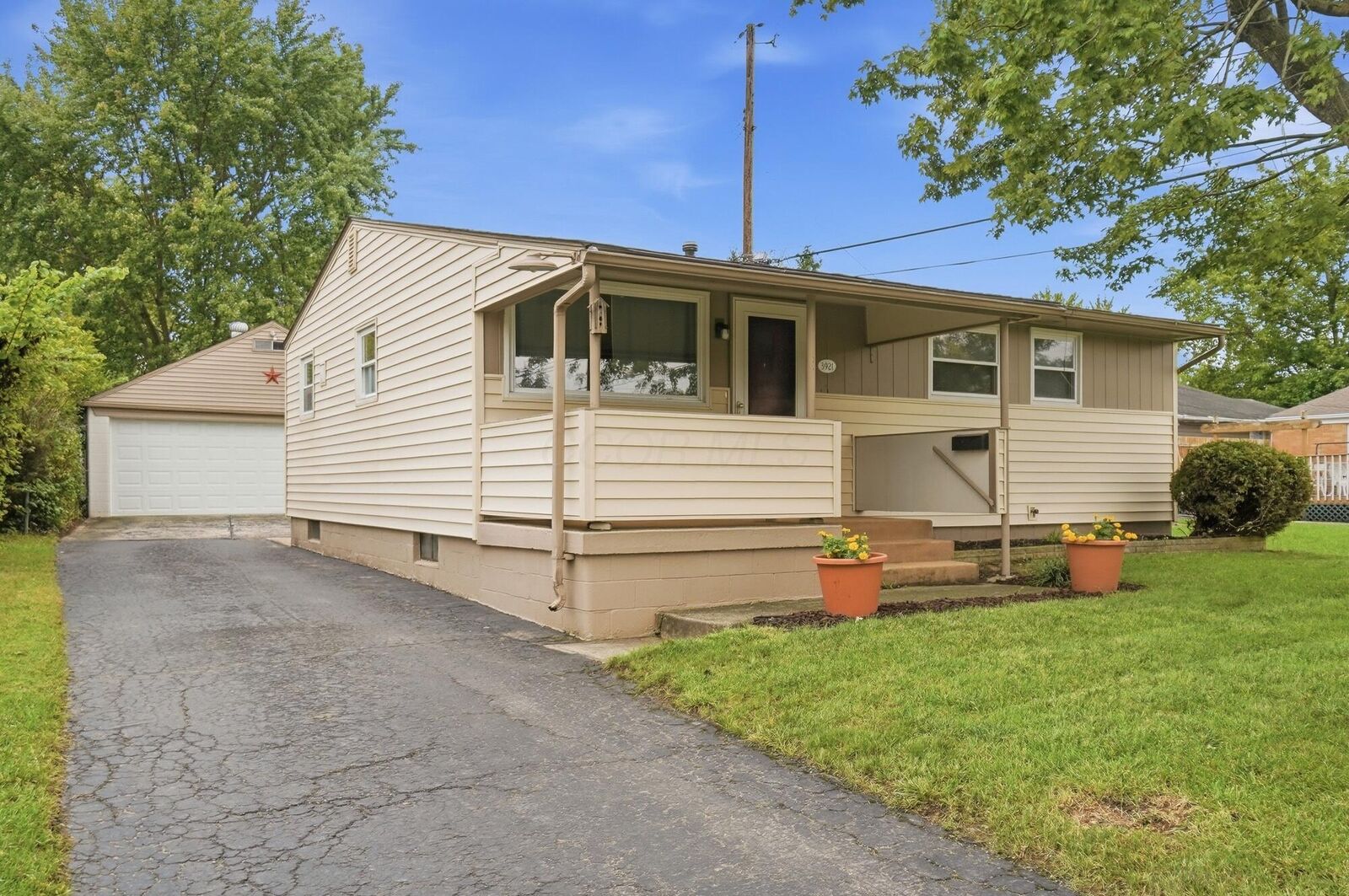 Property Photo: 3921 Harwood Road OH 43228