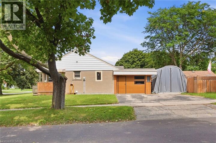 Property Photo:  21 Oakwood Avenue  ON N2H 6G8 