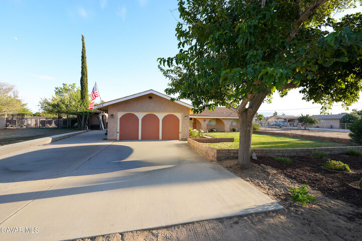 Property Photo: 1642 W Avenue L8 CA 93534