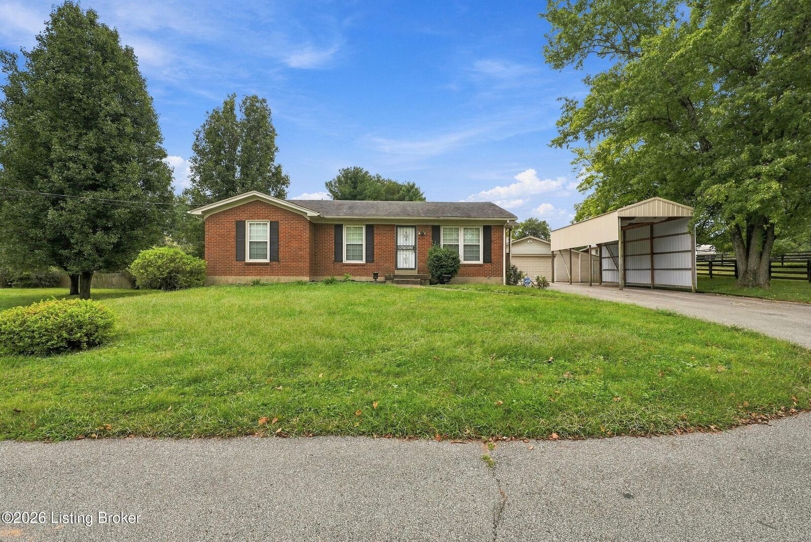 Property Photo:  7804 E Manslick Rd  KY 40228 