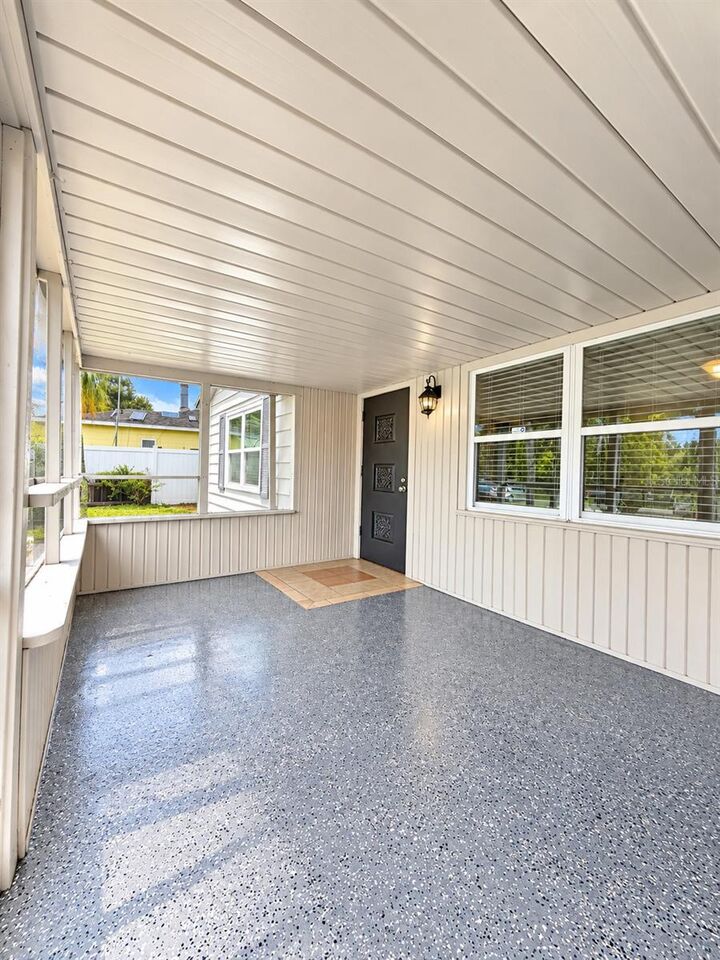 Property Photo:  109 W Grapefruit Circle  FL 33759 