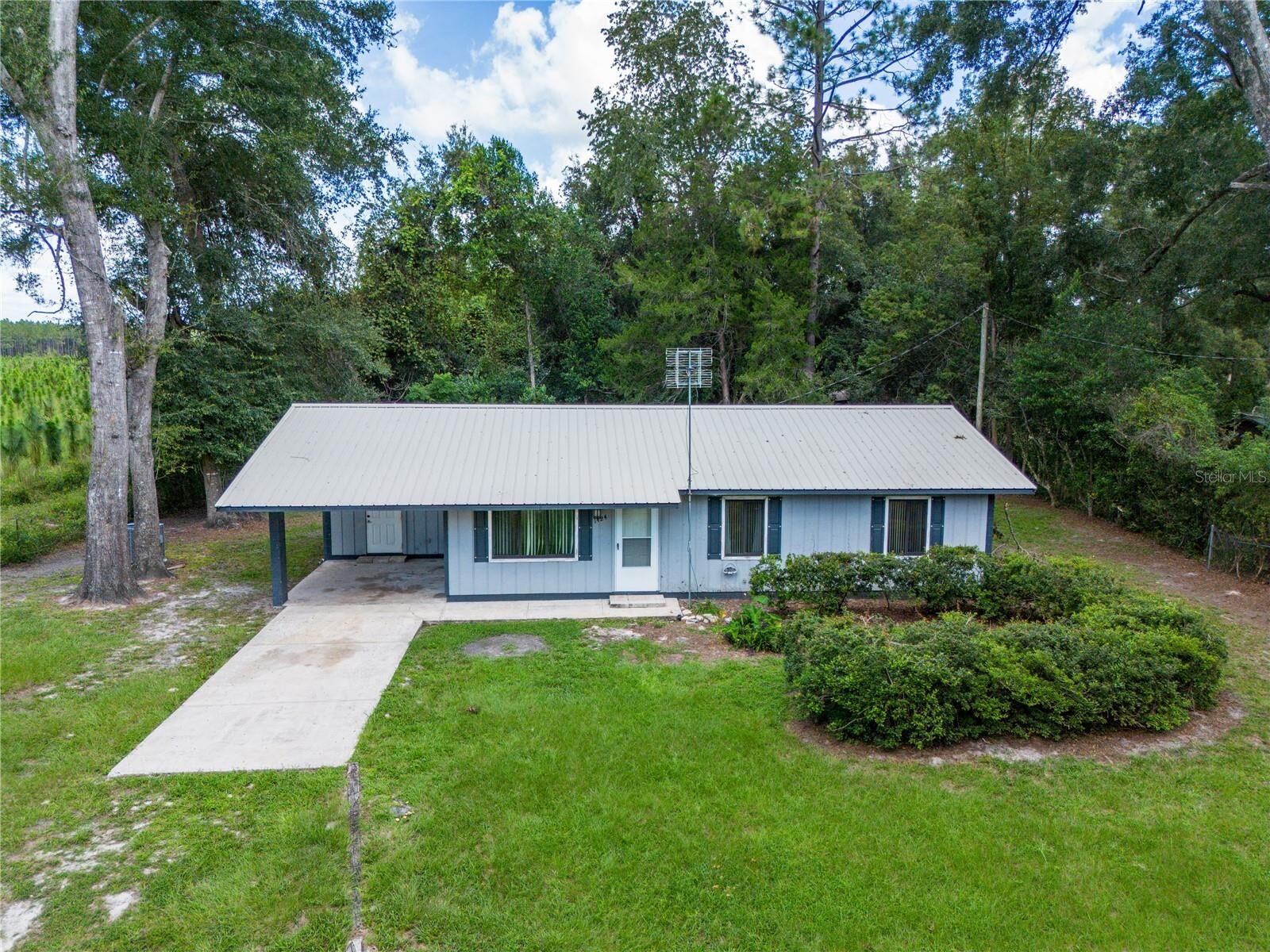 Property Photo: 1424 NW 13th Avenue FL 32626