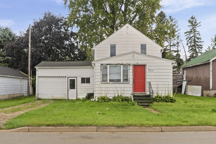Property Photo: 1004 E Main St MN 55921