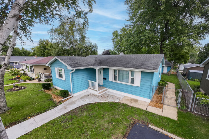 Property Photo: 1124 Townsend Street IL 60178