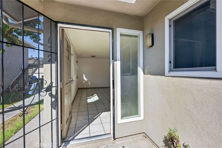 Property Photo: 672 Avenida Del Platino CA 91320