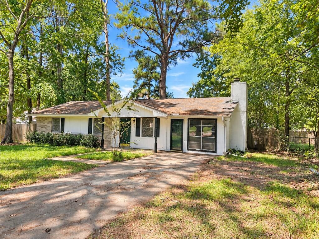 Property Photo: 1214 Pinecrest TX 75941