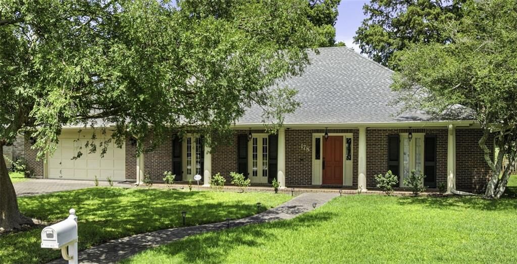 Property Photo: 178 Chateau Latour Drive LA 70065