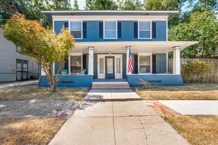 Property Photo:  415 W Franklin Street  TX 75165 