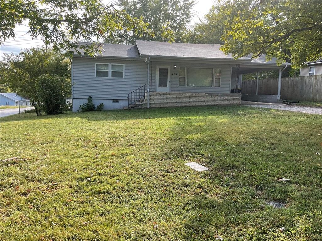 Property Photo:  713 N Robinson Street  AR 72601 