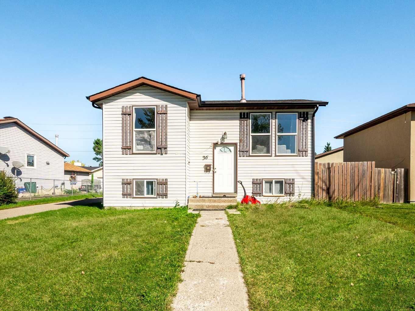 Property Photo:  36 Castlebrook Rise NE  AB T3J 1R5 
