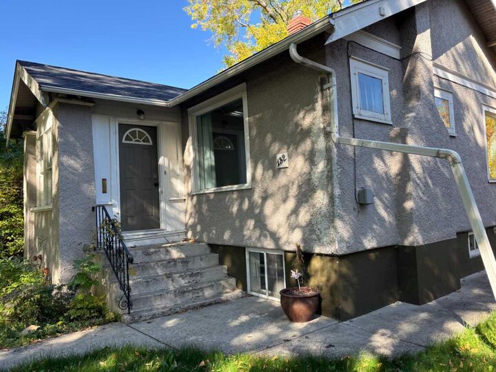 Property Photo:  132 7 Avenue NE  AB T2E 0M5 