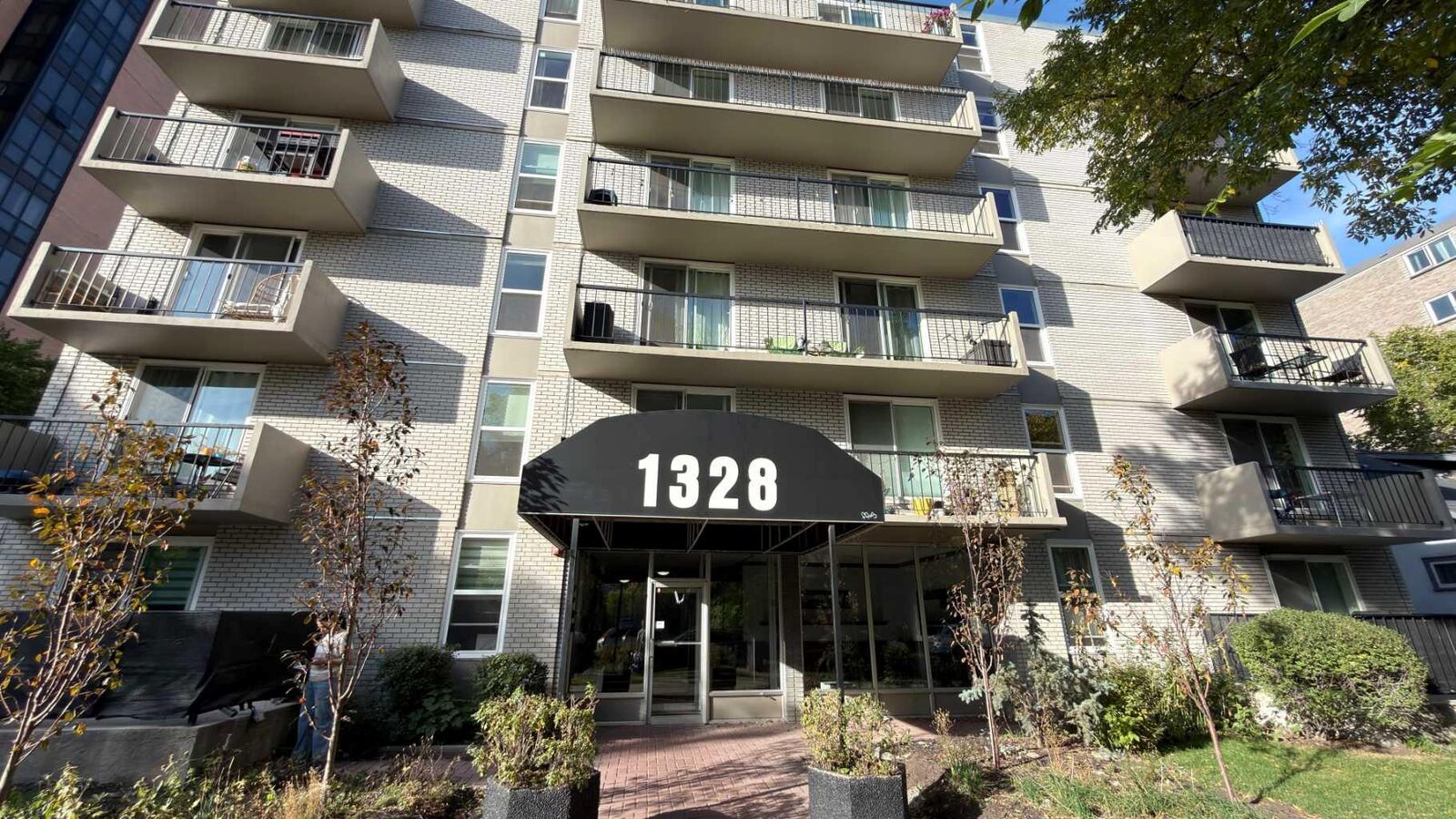 Property Photo: 1328 13 Avenue SW 201 AB T3C 0T3