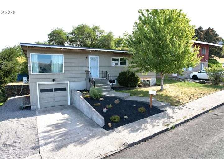 Property Photo: 1106 Oregon St OR 97058