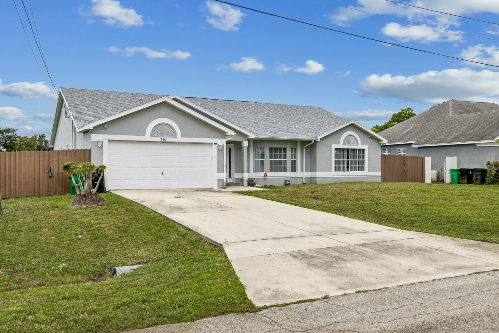 Property Photo: 791 SW Hillsboro Circle FL 34953