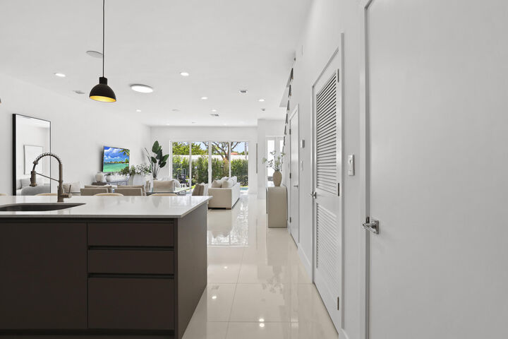 Property Photo: 1807 NE 13 Street 1807 FL 33304