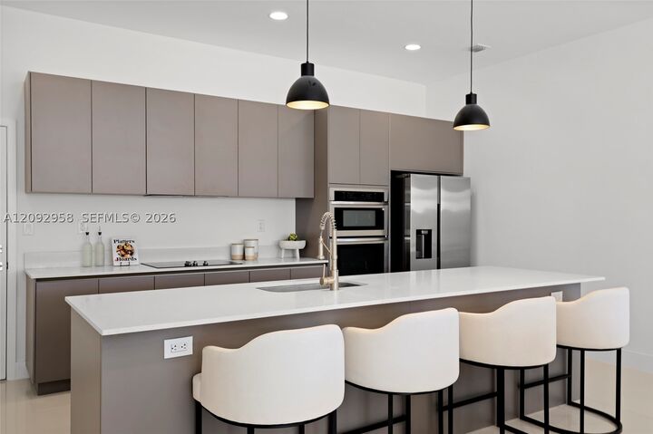Property Photo: 1805 NE 13 St FL 33304