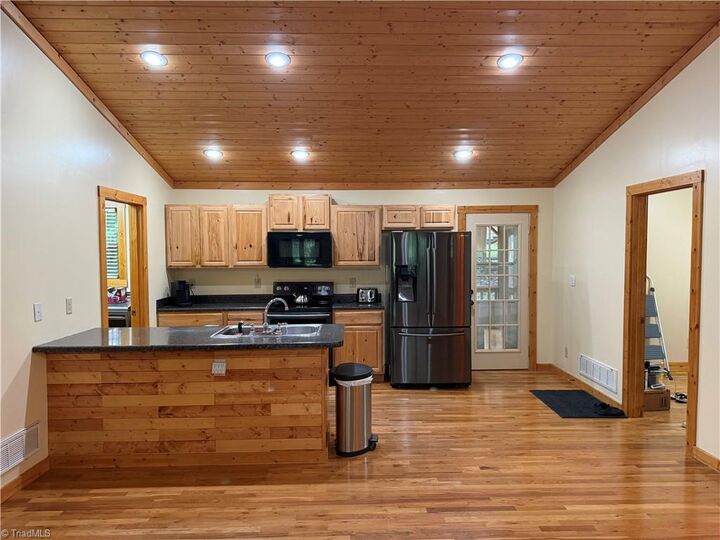 Property Photo: 411 Cabin Cove Lane NC 28654