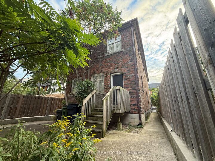 Property Photo:  51 Augusta Avenue  ON M5T 2K9 
