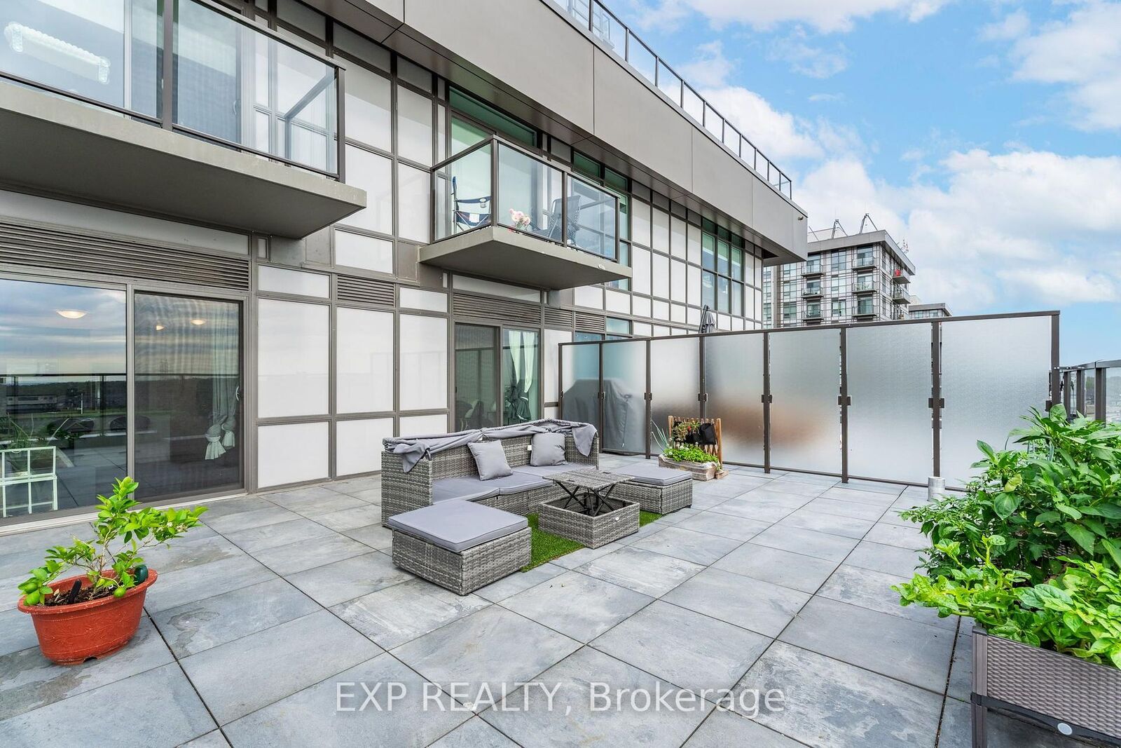 Property Photo:  450 Dundas Street East Street  ON L8L 7T4 