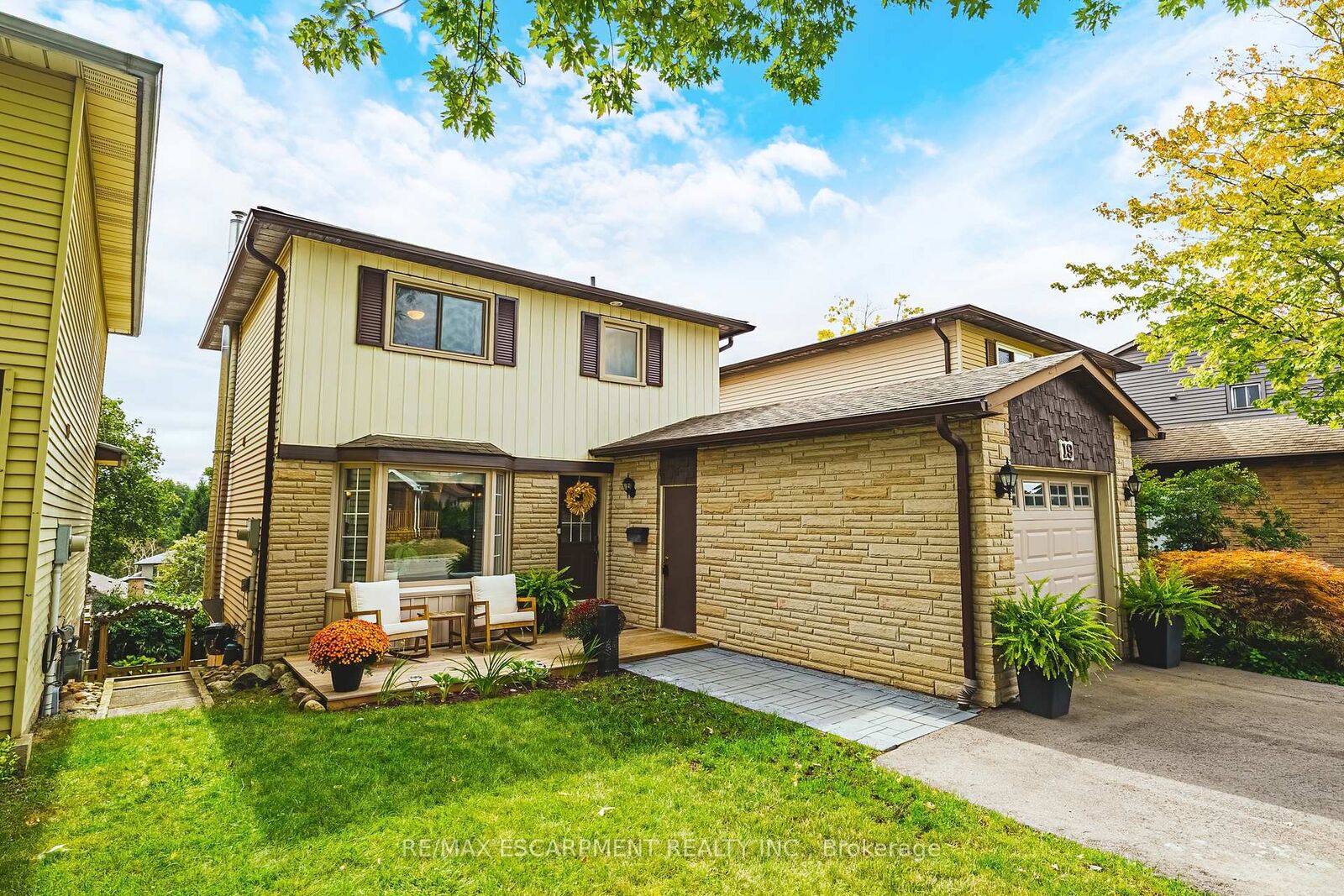 Property Photo:  19 Hillsdale Court  ON L9H 6H1 