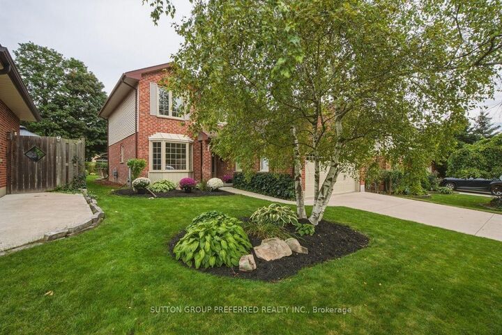 Property Photo:  668 Country Club Drive  ON N6C 5R1 