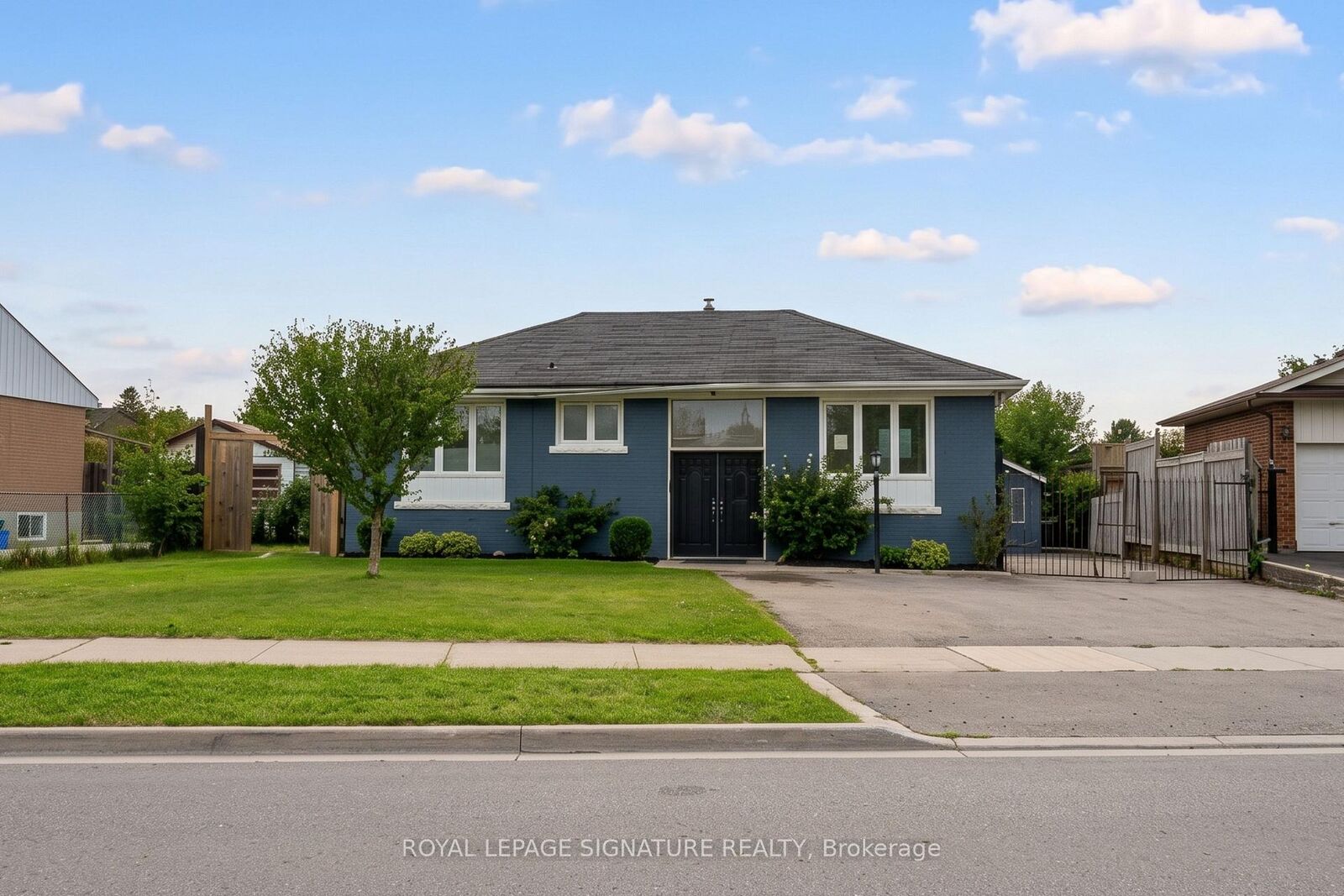 Property Photo: 1078 Pinegrove Road ON L6L 2W4