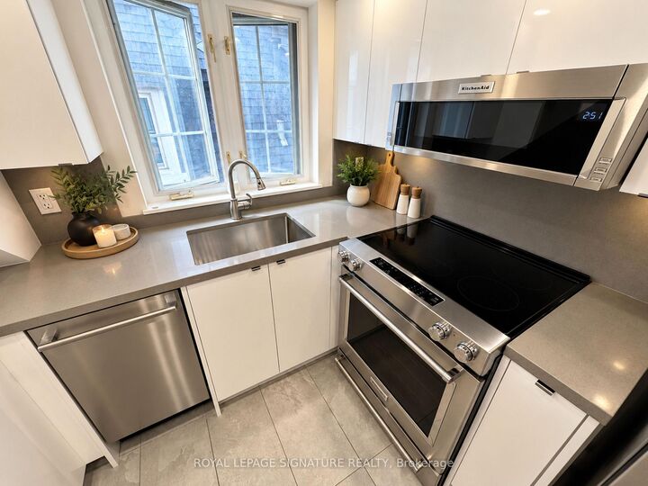 Property Photo:  1496 King Street W #3  ON M6K 1J3 