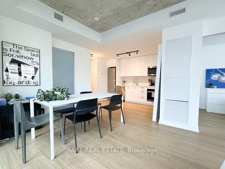 Property Photo:  195 McCaul Street 617  ON M5T 1W6 