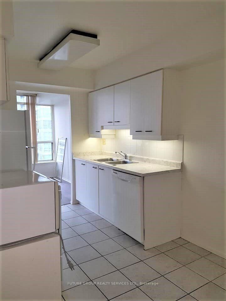 Property Photo:  55 Elm Drive W 1008  ON L5B 3Z3 
