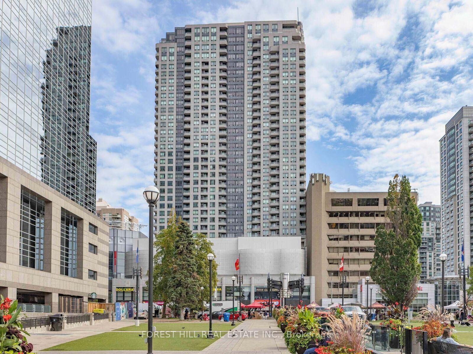 Property Photo: 8 Hillcrest Avenue 1206 ON M2N 6Y6