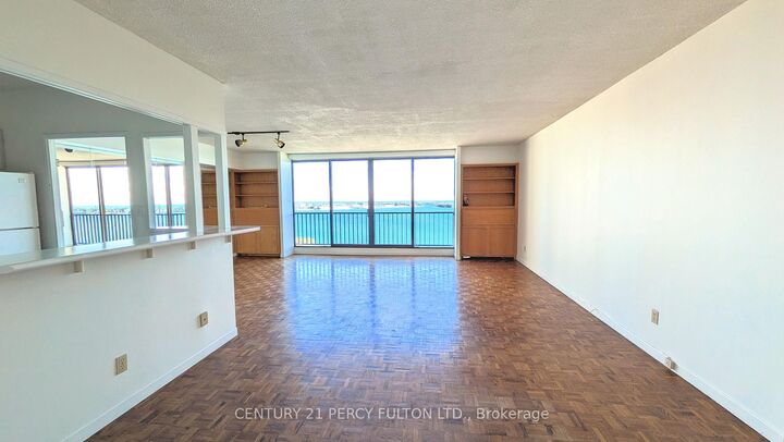 Property Photo:  33 Harbour Square 1823  ON M5J 2Z6 