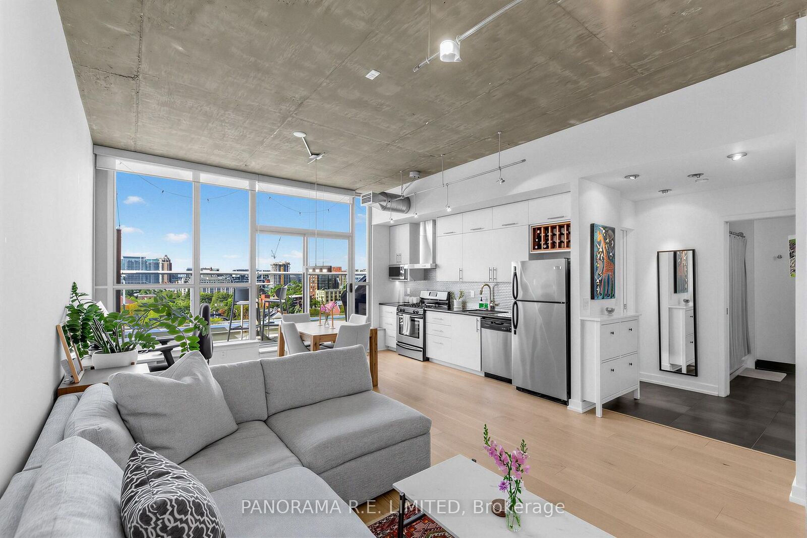 Property Photo: 60 Bathurst Street 1013 ON M5V 2P4
