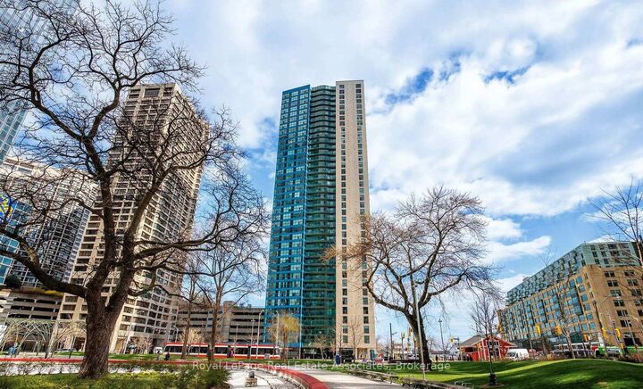 Property Photo:  77 Harbour Square 3111  ON M5J 2S2 